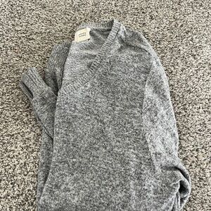 Elegant Gray V-Neck Sweater - Real Cashmere